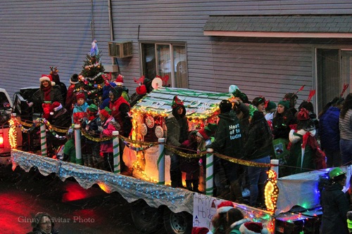 Heart of the Hudson Girl Scouts had a wonderful float, complete with gingerbread house, tree and snowman. 2016-12-11 Ginny Privitar photo. IMG_0584.jpg